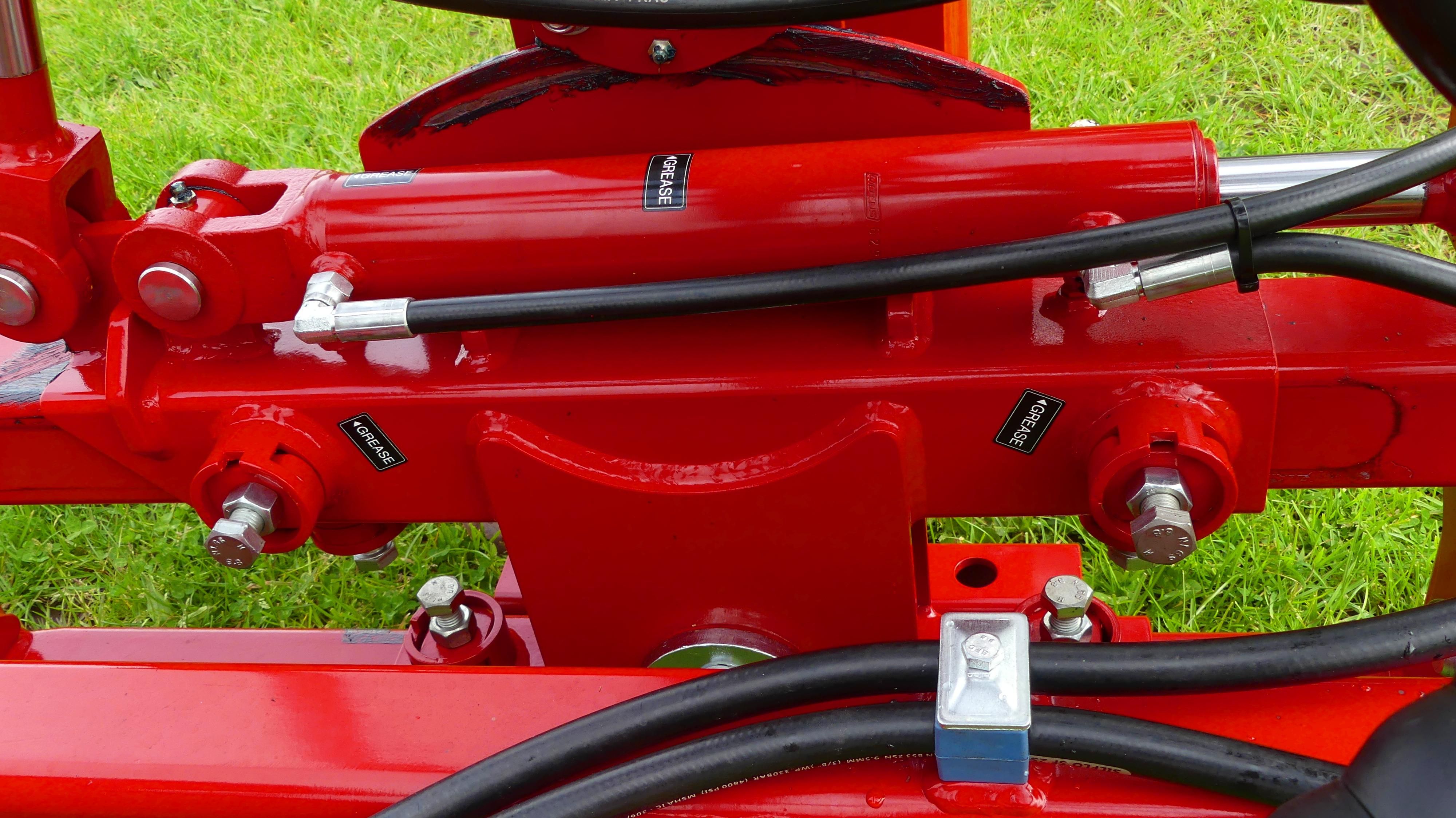 Mast shift showing plastic inserts and hydraulic ram